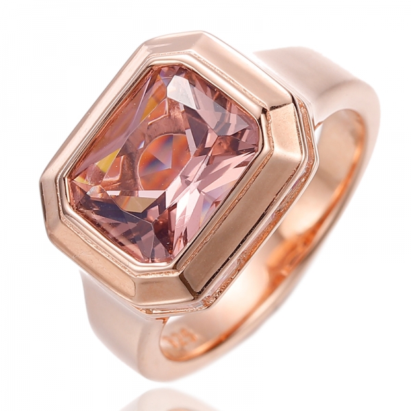 Anello in argento con morganite nano e baguette con zirconi cubici bianchi a taglio smeraldo con placcatura in oro rosa 