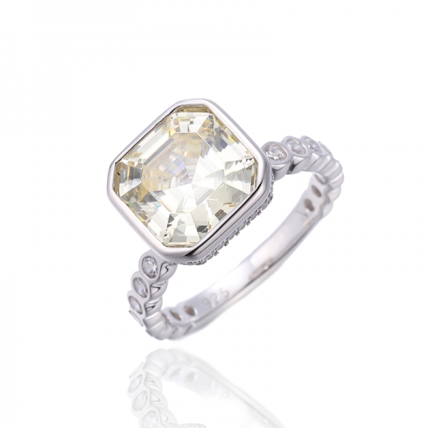 Anello Asscher in argento rodiato color canarino e zirconi bianchi rotondi 