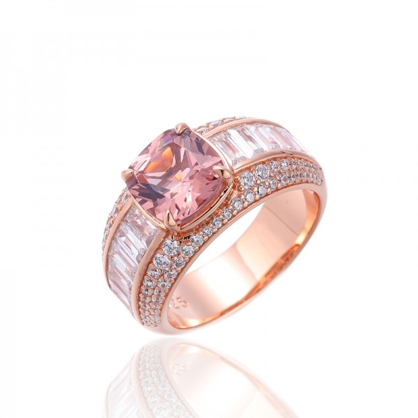 Anello in argento con nano morganite e zirconi bianchi con placcatura in oro rosa 