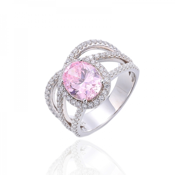 Anello in argento rodiato con diamante rosa di forma ovale e zirconi bianchi rotondi 