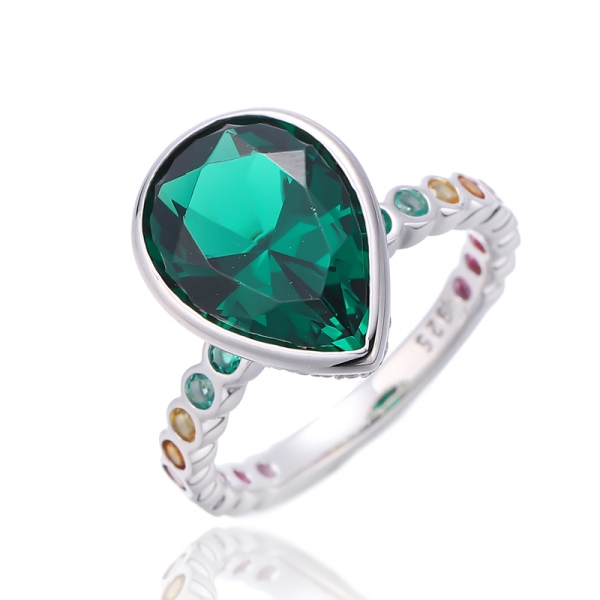 Anello in argento rodiato con zirconi cubici color arcobaleno rotondo e nano verde a forma di pera 