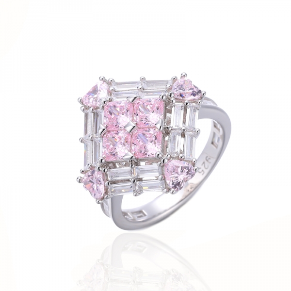 Anello in argento rodiato con diamanti ottagonali rosa e baguette con zirconi bianchi 