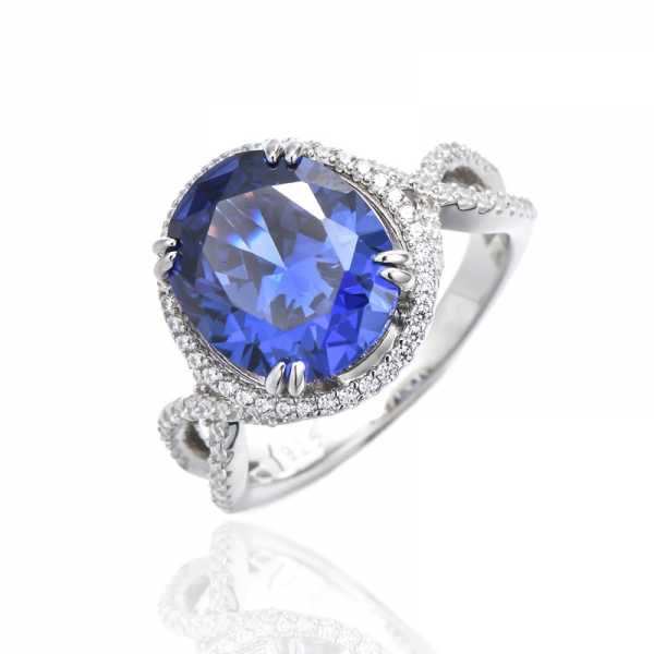 Anello in argento rodiato con tanzanite di forma ovale e zirconi bianchi rotondi 