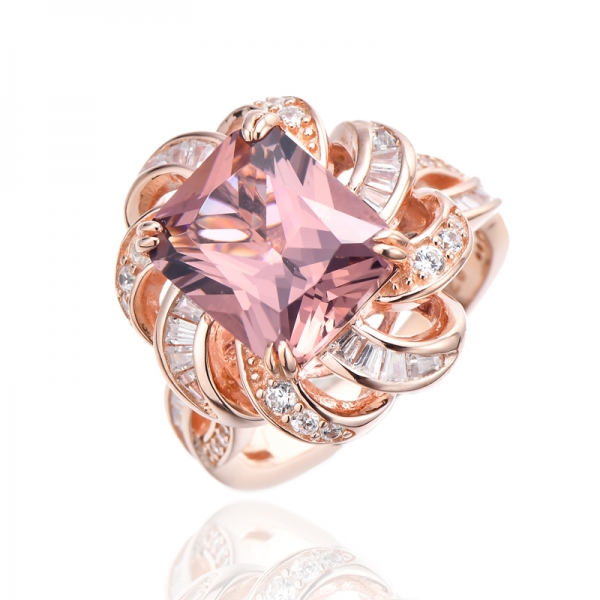 Anello in argento con nano morganite ottagonale e zirconi bianchi con placcatura in oro rosa 