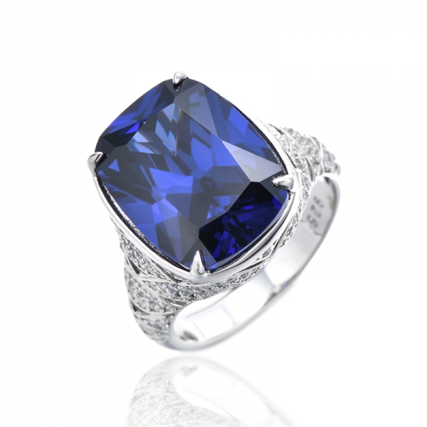 Anello in argento rodiato con tanzanite cuscino e zirconi bianchi 