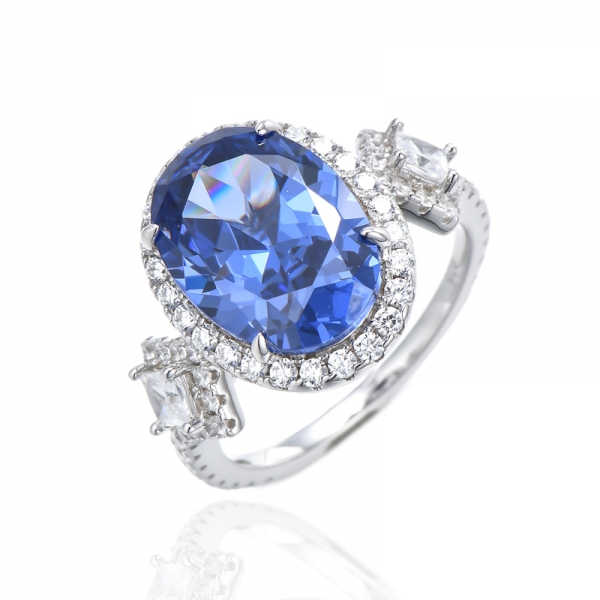 Anello in argento rodiato con tanzanite di forma ovale e zirconi bianchi 