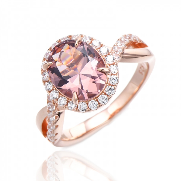 Anello in argento con nano morganite di forma ovale e zirconi bianchi rotondi con placcatura in oro rosa 