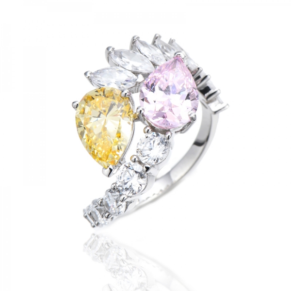 Anello in argento rodiato con diamante giallo a forma di pera e diamante rosa con zirconi bianchi 