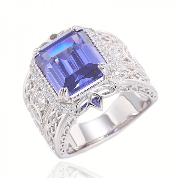 Anello in argento rodiato con tanzanite a forma di smeraldo e zirconi bianchi rotondi 