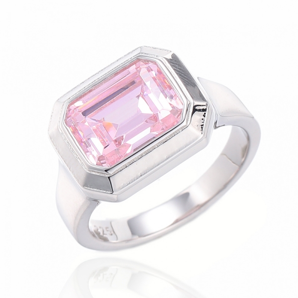 Anello in argento rodiato con zirconi cubici rosa con diamanti a forma di smeraldo 