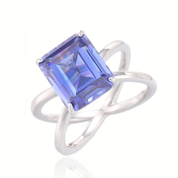 Anello in argento rodiato con zirconi cubici e tanzanite a forma di smeraldo 