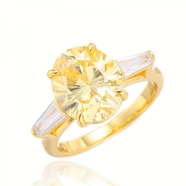 Anello in argento con zirconi cubici bianchi affusolati e diamanti di forma ovale con placcatura in oro 