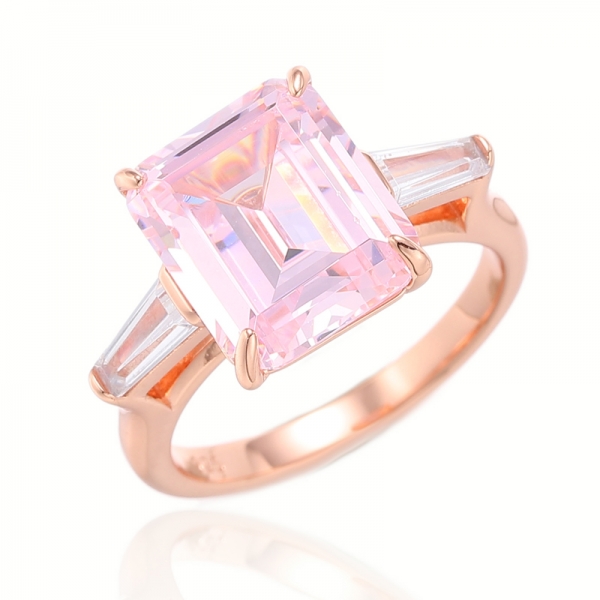 Anello in argento con diamante taglio smeraldo rosa e zirconi bianchi affusolati con placcatura in oro rosa 