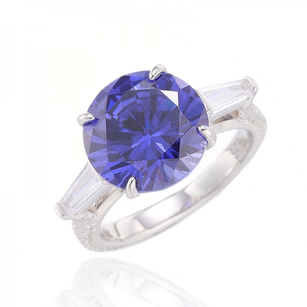 Anello rotondo in argento rodiato con tanzanite rotonda e zirconi bianchi affusolati 