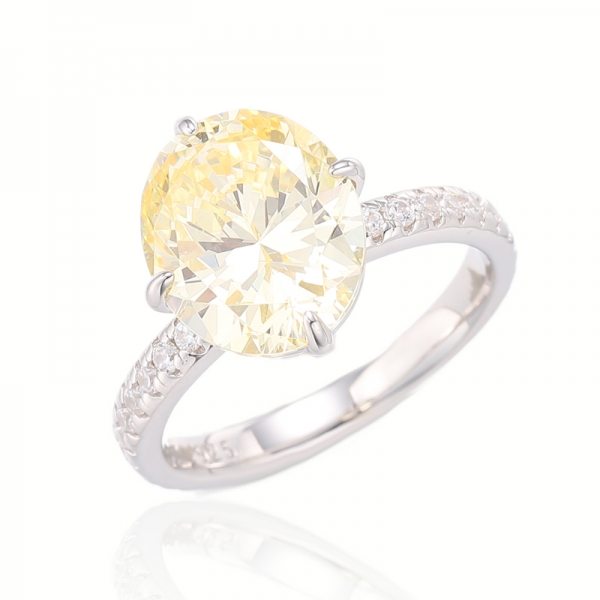 Anello in argento rodiato con diamante giallo di forma ovale e zirconi bianchi rotondi 