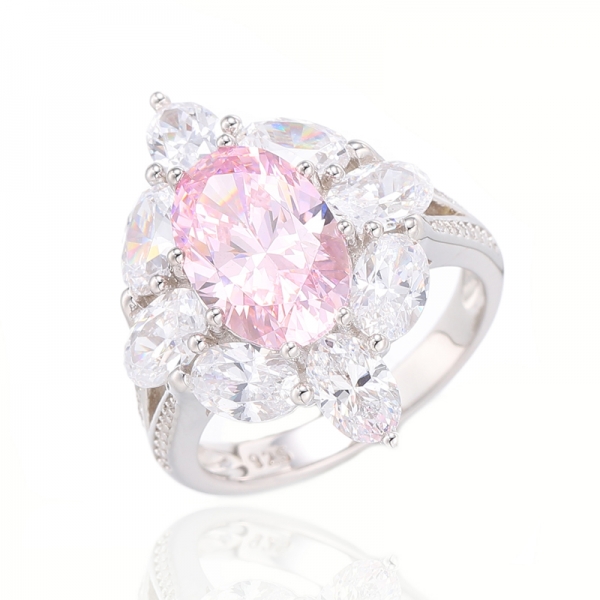 Anello in argento rodiato con diamante rosa e zirconi bianchi rotondi di forma ovale 