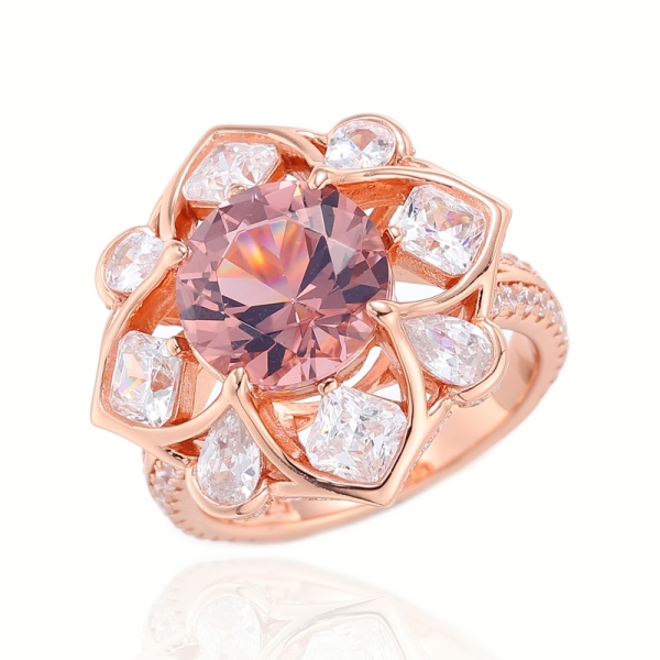 Anello in argento rodiato con diamanti rotondi rosa e ottagono con zirconi bianchi 