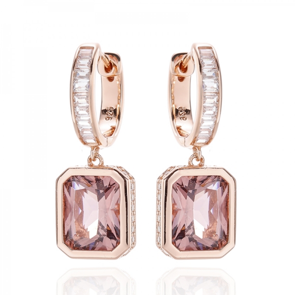 Orecchino in argento con nano morganite ottagonale e baguette con zirconi cubici bianchi con placcatura in oro rosa 