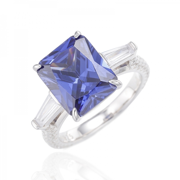 Anello in argento placcato rodio con tanzanite ottagonale e zirconi bianchi affusolati 