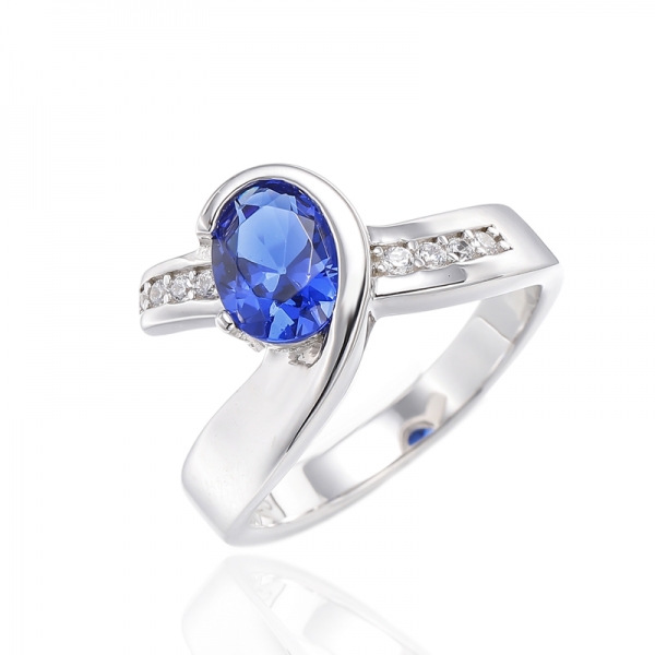 Anello in argento placcato rodio con zirconi bianchi rotondi e nano blu di forma ovale 