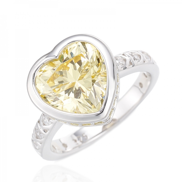 Anello in argento rodiato con diamante giallo a forma di cuore e zircone giallo rotondo 