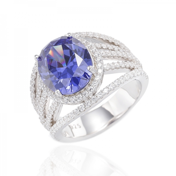 Anello in argento rodiato con tanzanite di forma ovale e zirconi bianchi rotondi 