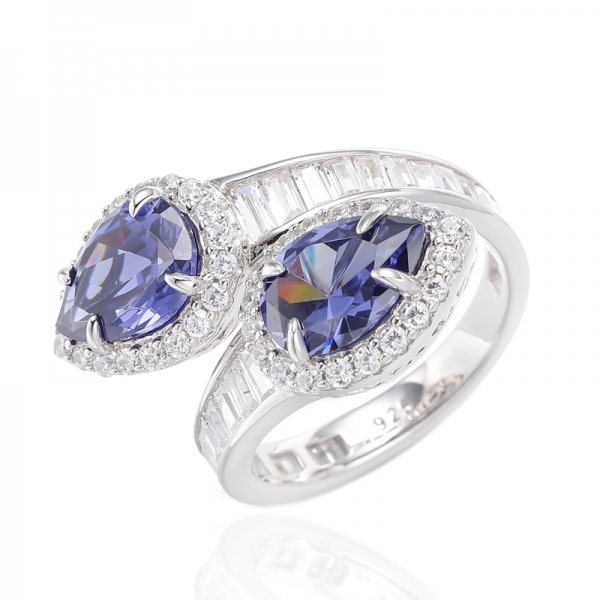 Anello in argento rodiato con tanzanite a forma di pera e zirconi bianchi baguette 