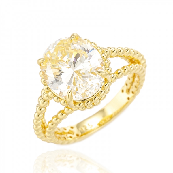 Anello in argento placcato oro con diamante ovale tagliente e zirconi cubici gialli 