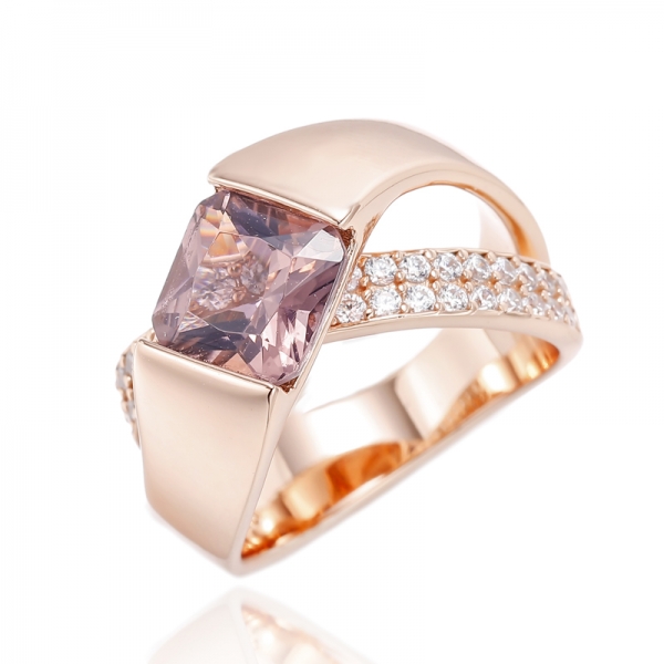 Anello in argento con nano morganite quadrata e zirconi bianchi rotondi con placcatura in oro rosa 