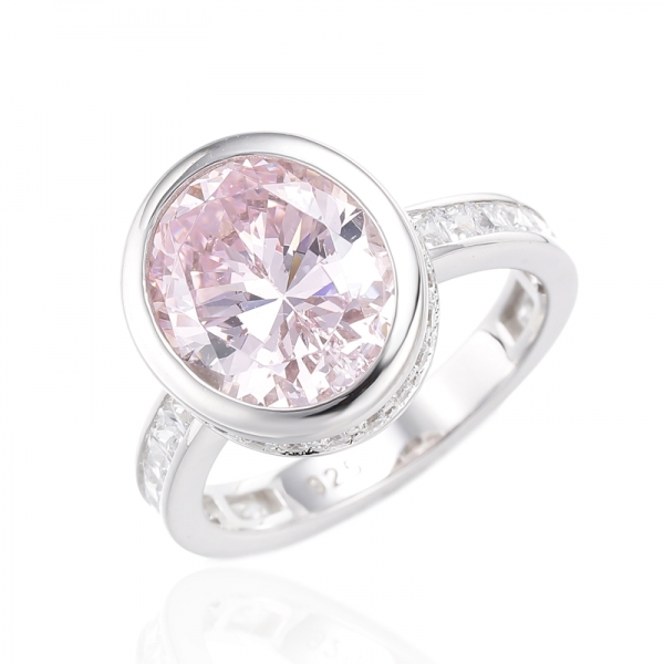 Anello in argento placcato rodio con diamante rosa e zirconi bianchi quadrati di forma ovale 