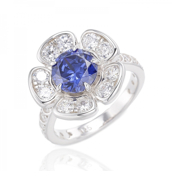 Anello in argento rodiato con tanzanite di forma rotonda e zirconi bianchi 