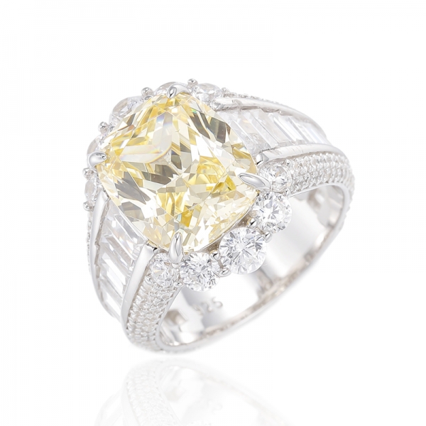 Anello in argento placcato rodio con diamante giallo e baguette con zirconi bianchi 