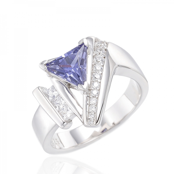 Anello in argento rodiato con tanzanite triangolare e zirconi cubici bianchi quadrati 