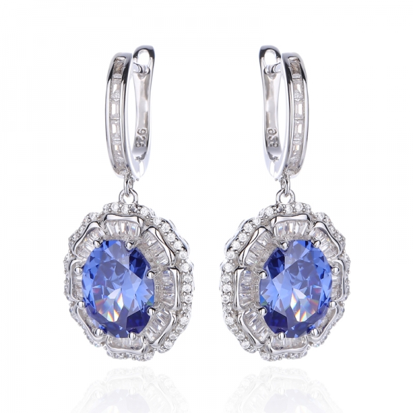 Orecchino in argento rodiato con tanzanite di forma ovale e baguette con zirconi bianchi 