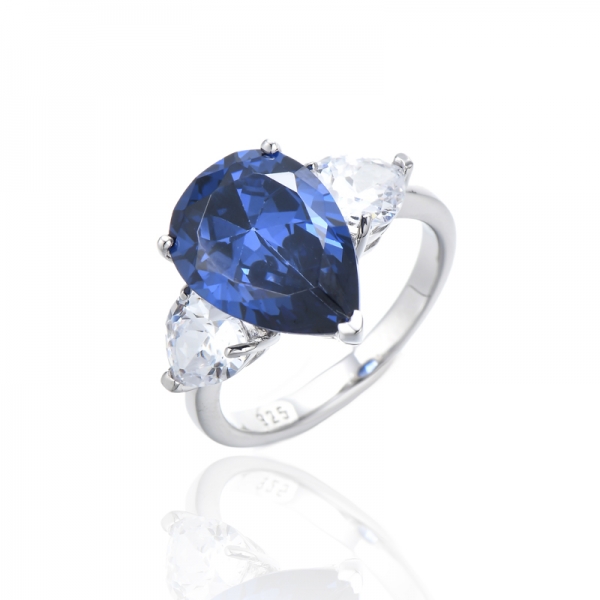 Anello in argento rodiato con tanzanite a forma di pera e zirconi cubici bianchi a forma di cuore 