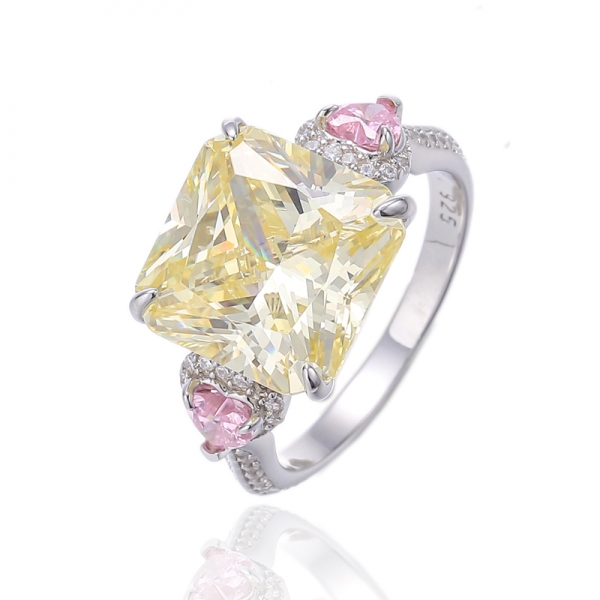 Anello in argento rodiato con diamante ottagonale giallo e diamante a forma di cuore rosa con zirconi cubici 