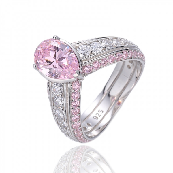 Anello in argento rodiato con diamante rosa a forma di pera e zirconi cubici rosa rotondi 