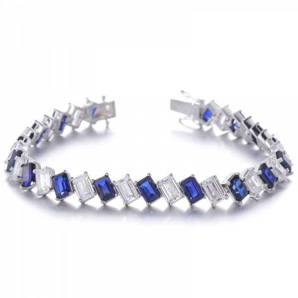 
     Bracciale in argento rodiato con corindone blu taglio smeraldo e zirconi bianchi
     