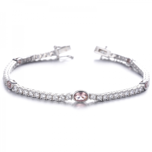 
     Bracciale in argento rodiato con nano morganite di forma ovale e zirconi bianchi rotondi
     