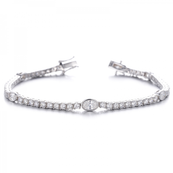 
     Bracciale in argento rodiato con nano morganite di forma ovale e zirconi bianchi rotondi
     