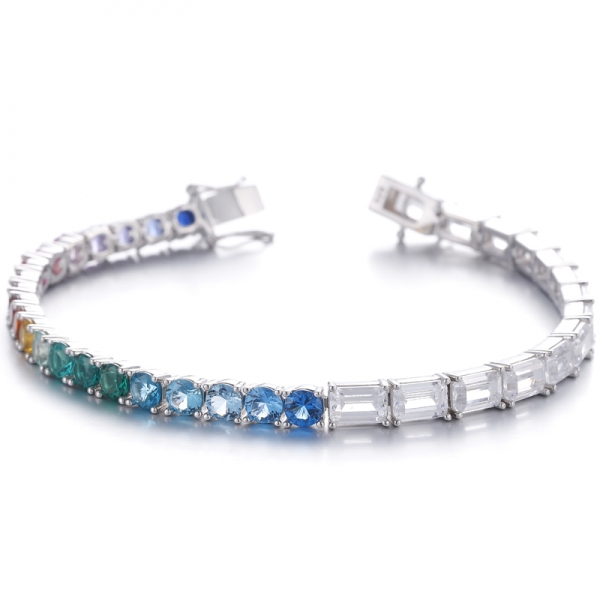 
     Bracciale rotondo in argento rodiato color arcobaleno e zirconi bianchi taglio smeraldo
     