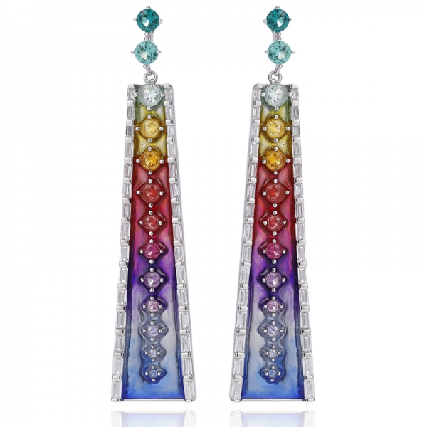 Orecchino rotondo in argento rodiato con zircone cubico arcobaleno e smalto arcobaleno 