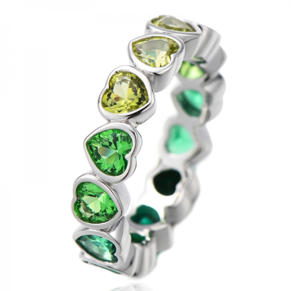 Anello in argento rodiato con zirconi cubici arcobaleno a forma di cuore 