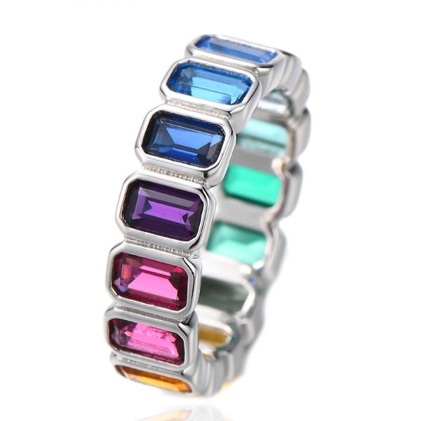Anello dell'eternità in argento rodiato con zirconi cubici sfumati verdi taglio smeraldo 