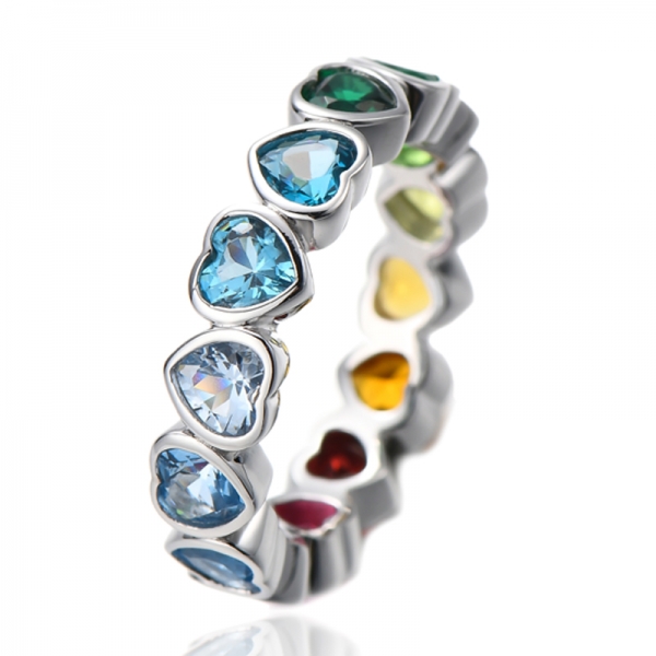 Anello in argento rodiato con zirconi cubici arcobaleno a forma di cuore 