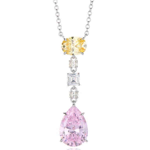 Collana in argento rodiato nano verde Asscher con zirconi cubici a forma di pera e diamanti G 