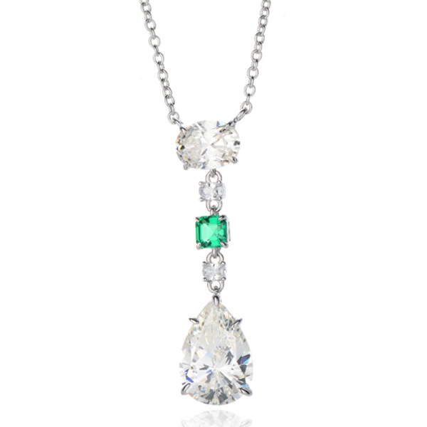 Collana in argento rodiato nano verde Asscher con zirconi cubici a forma di pera e diamanti G 