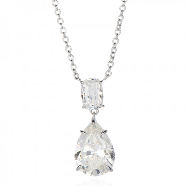 Collana in argento rodiato con diamanti a forma di G e zirconi cubici bianchi a forma di cuscino 