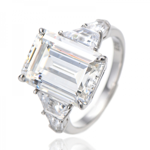 Anello in argento rodiato con zirconi cubici bianchi e gialli a forma di barca con taglio smeraldo 