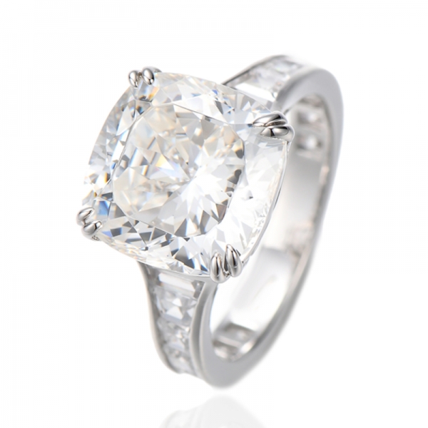 Anello in argento rodiato con zirconi cubici bianchi a forma di barca e diamanti blu a forma di cuscino 